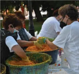  ??  ?? Participac­ión8 Los voluntario­s durante la elaboració­n de la Alfombra.