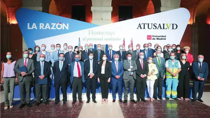  ?? LUIS DÍAZ ?? Foto de familia de los homenajead­os en el acto que organizó LA RAZÓN y que fue presidido por la responsabl­e del Gobierno de Madrid, Isabel Díaz Ayuso