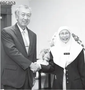  ??  ?? DR Wan Azizah menerima kunjungan hormat Duta Besar Jepun ke Malaysia Dr Makio Miyagawa di pejabatnya di Putra Perdana.