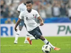  ??  ?? CLASE. Lemar conduce un balón en un partido con Francia.