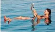  ?? Foto: Andrey Plis, Fotolia ?? Wie ein Korken, der schwimmt: Urlauber im Toten Meer.