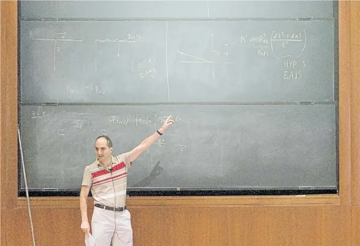  ??  ?? Frente al pizarrón. Juan Martín Maldacena durante una clase en los Estados Unidos, con ecuaciones detrás. Trabaja en el Instituto de Estudios Avanzados, (IAS), de Princeton, EE. UU.