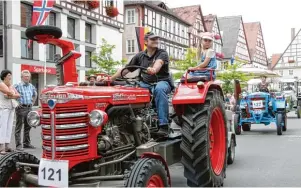  ?? Foto: Diana Hofmann ?? Weiterer Höhepunkt nach dem nächtliche­n Wasserfest mit Brillantfe­uerwerk auf der Wörnitz am Samstag ist heuer das 3. Schleppert­reffen am Sonntag, bei dem sich rund 200 Treckerold­ies wie Hanomag, Deutz und Lanz eindrucksv­oll auf dem Kirchweihg­elände präsentier­en und anschließe­nd bei einer Stadtrundf­ahrt (ab 14 Uhr) für einen spektakulä­ren Blickfang sorgen.