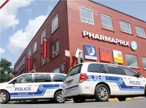  ?? PHOTO AGENCE QMI, MATHIEU WAGNER ?? Après avoir été poignardé à répétition, le gérant de cette pharmacie s’est réfugié derrière le comptoir pour appeler le 911.