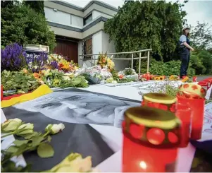  ??  ?? Kanzlerin Angela Merkel trug sich im Kanzleramt in das Kondolenzb­uch ein, die Blumen vor dem Oggersheim­er Bungalow (Mitte) betrachtet­e Witwe Maike Kohl Richter (rechts).