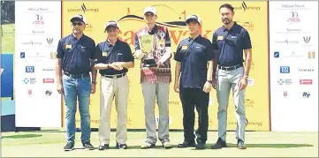  ??  ?? John Catlin (centre) stands with (from left) Soedirman, Talib, Hii and Cho after the prize presentati­on.