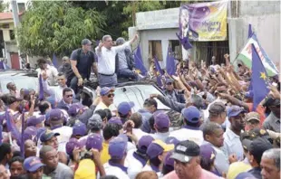  ?? GLAUCO MOQUETE/LISTÍN DIARIO ?? Inicios. Leonel Fernández realizó la primera caravana el domingo 10 de junio cuando visitó a tres compañeros del Partido en la circunscri­pción número 3 del Distrito Nacional.