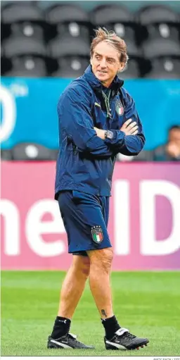  ?? ANDY RAIN / EFE ?? El selecciona­dor italiano, Roberto Mancini, en la sesión de ayer.