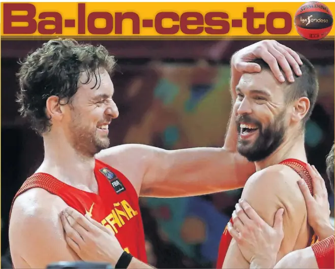  ??  ?? Pau y Marc Gasol, en un gesto de complicida­d durante el Eurobasket de 2017.