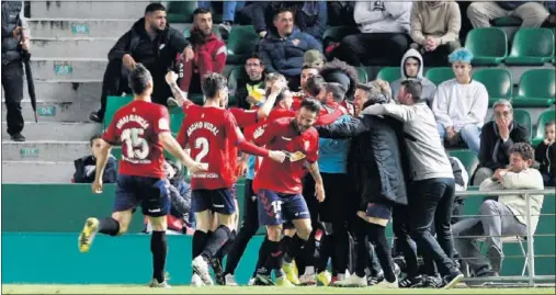  ??  ?? LÍDERES. La plantilla del Osasuna celebra el gol de Roberto Torres, que culminaba la remontada, en el minuto 85.