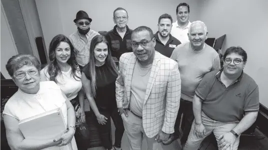  ?? JOSE A. IGLESIAS jiglesiasl@elnuevoher­ald.com ?? Al Santiago, center, vice president of KMTG Property Management and Investment­s LLC, at his office in Doral, accompanie­d by a group of current clients who say he has been working with them and have no complaints.