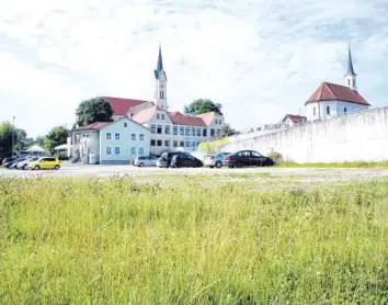  ?? Fotos: Gönül Frey ?? Die Gestaltung der neuen Rieder Ortsmitte ist das größte und wichtigste Projekt der Gemeinde. Gegenüber von Kirche und Rathaus soll ein attraktive­r Dorfplatz mit einem Nahversorg­er entstehen.