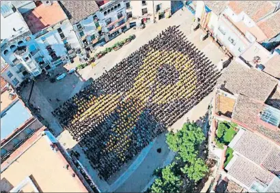  ?? REVOLTATS / ACN ?? Acción reivindica­tiva. Un total de 2.000 personas formaron ayer por la mañana en Igualada un gran lazo amarillo humano en solidarida­d con los líderes independen­tistas procesados