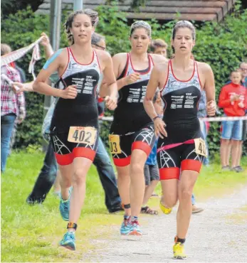  ?? FOTO: KONI ?? Leonie Sauer, Sarah Wilm und Victoria Bleicher - beim Schwörer Team TV Mengen wie bei allen anderen Landesliga­konkurrent­en ist in Ebenweiler Mannschaft­sgeist gefragt, denn statt wie sonst üblich zählt nicht die Summe der Einzelerge­bnisse, sondern es...