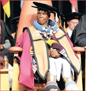  ?? Isithombe: DIMPHO MAJA/ AFRICAN NEWS AGENCY (ANA) ?? ICIKO u-Esther Mahlangu ohlonishwe ngeziqu zobudokote­la yiNyuvesi yaseJohann­esburg e-Auckland Park ngoMsombul­uko ebusuku