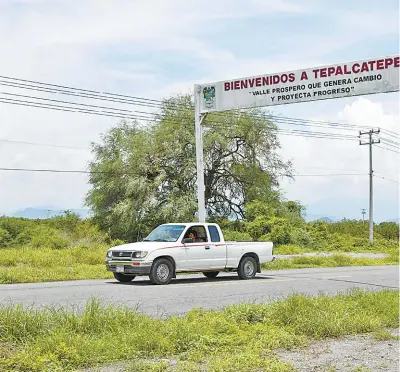  ?? ARACELI LÓPEZ ?? La entrada al poblado michoacano, un día después de los hechos.