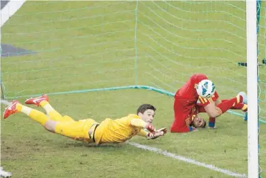  ??  ?? META. El delantero de España, Pedro, se cae tras anotar ayer ante el guardameta de Francia, Hugo Lloris.