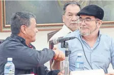  ??  ?? El jefe de las FARC, alias Timochenko (der.), estrecha la mano del comandante del ELN, alias Gabino, tras su reunión de ayer en La Habana.