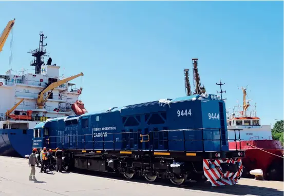  ??  ?? 2018 年 1月 3日，由中国机械设备工程股­份有限公司和中国中车­集团联合研发的货运列­车抵达阿根廷布宜诺斯­艾利斯港