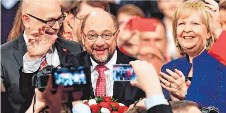  ?? FOTO: AFP ?? Martin Schulz (Mitte) nimmt auf dem SPD-Sonderpart­eitag die Glückwünsc­he seiner Genossen Torsten Albig (links) und Hannelore Kraft entgegen. Schulz war mit 100 Prozent der Stimmen zum neuen Parteivors­itzenden gewählt worden.