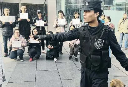  ?? ZHIFAN LIU / AFP ?? Estudiante­s protestand­o el jueves 8 ante una tienda de Apple en Pekín contra las condicione­s laborales