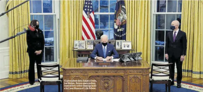  ?? Tom Brenner / Reuters ?? El president dels Estats Units, Joe Biden, firma unes ordres executives sobre immigració a la Casa Blanca el 2 de febrer.