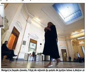  ?? (Photos doc. P. Bl. et F. M.) ?? Malgré la façade classée, l’état de vétusté du palais de justice laisse à désirer et se révèle inadapté aux conditions d’accueil et de travail. Pourtant, derrière la porte de l’ancienne prison (en médaillon), il y a toujours un terrain qui n’attend que...