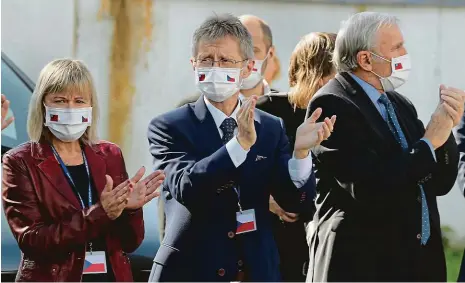  ?? Foto: Ladislav Křivan, MAFRA ?? Návrat Šéfa Senátu s manželkou a dalšími politiky a podnikatel­i přivítaly na letišti desítky lidí. Poté přišla kritika od politiků.