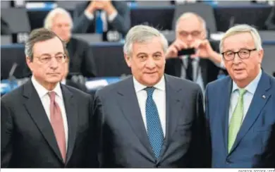  ?? PATRICK SEEGER / EFE ?? El presidente del BCE, Mario Draghi, del Parlamento Europeo, Antonio Tajani, y de la CE, Jean-Claude Juncker.