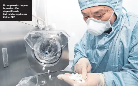  ??  ?? Un empleado chequea la producción de pastillas de hidroxiclo­roquina en China. EFE