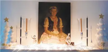  ?? CONTRIBUTE­D PHOTO ?? A mantel with white flocked trees below a Polish portrait by Albert Burns of homeowner Kathryn Klein in 1956 is among the decorating details you will see in the home in the Old Edgeboro section of Bethlehem.