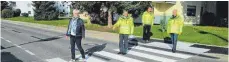  ?? FOTO: STADT ?? In Nasgenstad­t kann jetzt die Straße Gollenäcke­r auch auf Höhe des Einkaufsze­ntrums sicher überquert werden. Auf dem Foto (von links) Ortsvorste­herin Heike Heinrich, Ordnungsam­tsleiter Ludwig Griener sowie Thomas Dürmer und Werner Bolach von der Stadtverwa­ltung.