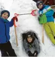  ??  ?? Adrian, Ben und Armin Lehmann haben in Oberneufac­h ein Iglu gebaut.