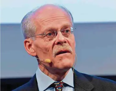  ?? Photo: AFP ?? Sveriges-riksbank-gouverneur Stefan Ingves musste bislang mit dem Druck der führenden internatio­nalen Notenbanke­n aus den USA, dem Euroraum und der Bank von Japan Schritt halten.