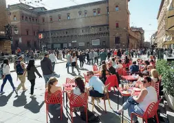  ?? In piazza ?? Turisti seduti in strada a Bologna durante un weekend assolato