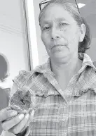  ??  ?? • La señora Ramona Vega Torres desde hace 35 años vende pitahayas frente a la Plaza 5 de Mayo de Navojoa.