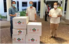  ??  ?? Dennis (left) and Baram MP Anyie Ngau (right) with Samling chief operating officer James Ho after receiving the much needed medical equipment from Samling for Covid-19 frontliner­s in Baram at the company’s headquarte­rs in Miri on Tuesday.