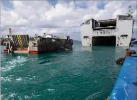  ??  ?? Pour débarquer le fret et le matériel dans le port de Fort-de-France, en Martinique, le Dixmude a utilisé sa batellerie.