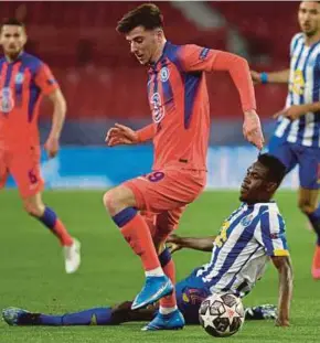  ?? AFP PIC ?? Chelsea’s Mason Mount (left) and Porto’s Zaidu Sanusi in action in Wednesday’s Champions League quarter-final, first leg match at the Ramon Sanchez Pizjuan Stadium in Seville.