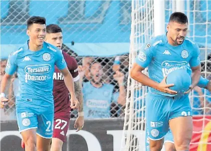  ?? DANIEL CÁCERES ?? Con “pancita”. El festejo de Patiño, autor del primer gol de Belgrano, que le ganó bien a Lanús.