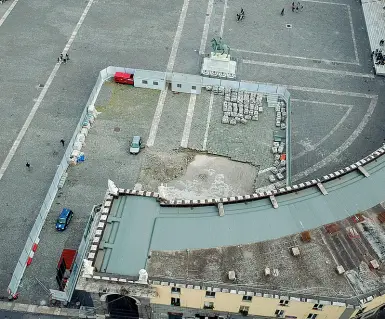  ??  ?? Il cantiere dall’altoI lavori per lo scavo in piazza Plebiscito erano partiti, con la rimozione, la catalogazi­one e la conservazi­one dei basolati posti a terra in occasione del G7 del 1994