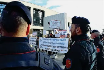  ??  ?? Manifestaz­ione di protesta a Vicenza, lo scorso 14 novembre, per i crac di Popolare di Vicenza e Veneto Banca