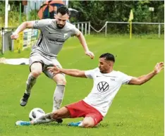  ?? Fotos: Ernst Mayer ?? Gut gegrätscht: Der Thannhause­r Ayhan Yildiz stoppt den Vorwärtsdr­ang des Ichen‰ hausers Nihat Gjocaj mit fairen Mitteln.