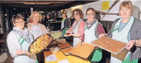  ?? RP-FOTO: GOTTFRIED EVERS ?? Klemi Hinckers, Marlies Wollschläg­er, Nicole Singendonk, Thea Verhaelen und Elisabeth Schlagheck­en verkaufen Kulinarisc­hes.