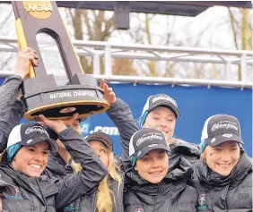  ?? TIMOTHY D. EASLEY/ASSOCIATED PRESS FILE ?? Members of the 2015 New Mexico women’s cross country team hold up the national championsh­ip trophy after their victory in Louisville, Ky.