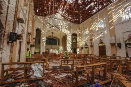  ??  ?? Una fuerte explosión causó graves destrozos en la iglesia de San Sebastián, ubicada en la ciudad de Negombo, al norte de Colombo.