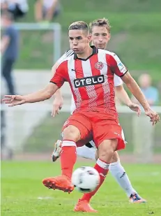  ??  ?? Ein Trio mit viel Potenzial: Fortunas Stürmer Karlo Igor Majic (li.), Mainz’ Torhüter Finn Dahmen und Liverpools Angreifer Toni Gomes.