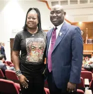  ?? EMILY MICHOT emichot@miamiheral­d.com ?? Sybrina Fulton — wearing a shirt with an image of her late 17-year-old son, Trayvon Martin — stands Thursday with Benjamin Crump, who represente­d Trayvon’s family following his death.