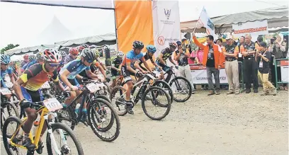  ??  ?? MULA: Abdul Karim (empat kanan) melepaskan peserta Men Junior XCO di Bukit Siol, Kuching semalam.