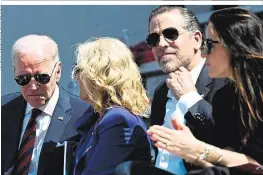  ?? ?? Schwierige­s Familienve­rhältnis: Jill und Joe mit Sohn Hunter Biden